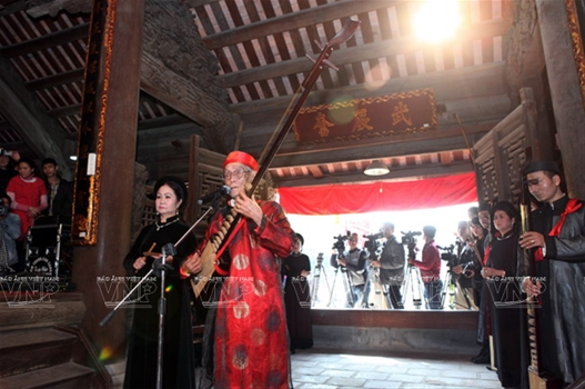 Hat cua dinh: le chant rituel devant la maison communale