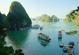 La baie d’Halong est voté un des 10 patrimoines mondiaux les plus beaux de l'Asie
